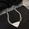 2021 Femmes Hommes Designer de luxe Collier Chaîne Bijoux de mode Noir et blanc Triangle Pendentif Design Party Argent Hip Hop Punk 258k