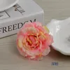 Simulazione di fiori di azalee autunnali piccolo polso da sposa con testa di fiore di rosa tea che fa una piccola testa di fiore di peonia europea