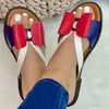 Ny kvinna tofflor platt färg-block båge kvinnlig sandaler sommar mjuka comfy kvinnor avslappnad mode utomhus strand damer glider y0427