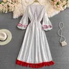 Retro styl etniczny Haft Tassel Koronki Bawełna i Pościel Vestidos Kobieta V-Neck Rękaw Puff Duże Midi Dress GK857 210506