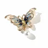 Elegant Crystal Butterfly Animal Pearl Brosch Kvinnor Rhinestone Färgglada Butterfly Smycken Insekt Pins Vintage Women Fashion Gift