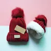 Barnhattar i lager Klassiska barn hattmänniska höst vinter stickade casual utomhus hattar solid hårball beanie med pom u-g004