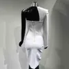 Белое сексуальное одно плечо тощее повязка платье вечеринка с длинным рукавом ночной клуб сплошной цвет блесток женщины 210525