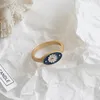 ビンテージシックな小さなデイジーリングのための女性の甘い花の花青いカラーリングの結婚式の婚約指輪女性ジュエリーギフトレトロ