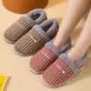 Nya Kvinnor Tofflor Vinterhus Bomull Skor Kvinna Non-Slip Bedroom Bekväma lägenheter Ladies Par Inomhus Soft Footwear 2022 H1115