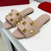2021 Högkvalitativa kvinnors sandaler tofflor Summer Beach inomhus Flat Shoes Designer's Skirt Classic Black and White Willow Nail Heels Fall 35-41