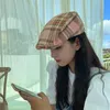 Japonés Retro Plaid Beret Femenino Verano Volver al desgaste Pat Cap Palabra Británica Joker Joker Coreana Versión Coreana Marea Adelante Mujeres Gorros Boinas