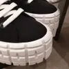 2022s Moda Plataforma de Borracha Inspirada por Pneus Motocross Define design de sapatos de mulheres desses sneakers de nylon gabardine. O triângulo do logotipo decoram 50 mm de tamanho 35-40