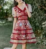 Rote Blume Stickerei Mesh V-Ausschnitt knielangen Kleid Sommer Kurzarm lässig süße Mädchen Mode Vestido de Mujer 210421