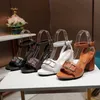 Kvinnor Lås IT Sandaler Lyxigt Högklackat Metalllaminat Läder Mellanklack Sandal Suede Designer Sandaler Sommarstrand Bröllopsskor