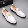 Designer Pointed Black White Crown Embroidery Rivet Oxfords Casual Shoes Homecoming Dress Wedding Prom Sapato Social Masculino Business Loafers H52