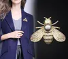 Pins, Brooches Three-dimensional Little Bee Highlight Pearl Brooch Small Suit Dual-use Exquisite Alloy Clothing Jewelry Accessories
