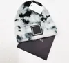 High-end designer merk dubbele letter afdrukken kasjmier beanie hoeden mode dames luipaard print schedel caps tie-dye gemengde kleur dikker warme pompom wol spinning hoed