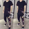 Luxus Retro Sweatsuit Casual T-shirt Hosen Sets Zwei-stück Set Trainingsanzug Männer Straße Tragen Soziale Nachtclub Männliche Kleidung 210527