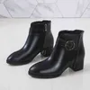 女性の靴のための新しい黒い革のブーツジッパーメタルバックルアンクルブーツ女性の靴の女性正方形のハイヒールとサイズチェルシーブーツY1105