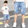 denim shorts för barn pojke sommar rippade jean korta barn casual ljusblå solid jeans byxa barn denim 110-160cm 210723