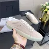 Designer Canvas Court Classic SL / 06 Distressed Shoes 2021SS Broderad Signatur Low Top Calfskin Suede Beige Vit Sole Sneakers med låda