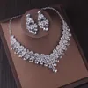 Orecchini collana di gioielli da sposa in cristallo di cristalli di colore argento di lusso.
