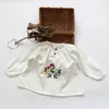 刺繍花の赤ちゃん女の子ブラウスシャツ春のファッション花長袖プリント210429