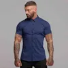 Moda Letnia Moda Krótki Rękaw Koszulka Solidna Fitness Męskie Turn-Down Collar Super Slim Fit Business Dress Sukienka Button Siłownia Topy 210421