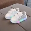 Barn sneakers 2021 höst pojkar tjejer baby mode led Light glöd tränare andas mjukt enda plattform springa sportskor g1025