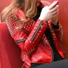 Cuir pour femmes Design original Femmes PUNK Style Rivets Veste rouge Fait à la main 1500 Clous Moto Jakcet Court Slim Zipper Femme