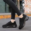 Hotsale Damenmode-Laufschuhe, gepolsterte Turnschuhe, rot, lila, schwarz, Frühling, grenzüberschreitendes Fliegenweben, atmungsaktiv, trendiges Netz, schaukelnd, lässig