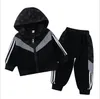 Baby Boys TrackSuits Kläder uppsättningar Spring Fall Kids Sportkläder Zipper Hooded Jackor + Pants 2st Set Barn Outfits Boy Suit