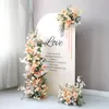 Dekorativa blommor kransar champagne pulver vintage br￶llop tema blommor arrangemang b￥ge blommor display hemparty layout bakgrund