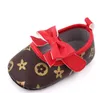 Första vandrare 2023 Luxury Butterfly Knot Princess Shoes For Baby Girls Soft Soled Flats Moccasins Toddler Crib Toddler Shoes Baby Fashion