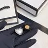 2021高洗練された古典的なスタイルのスタッドアルファベットタッセルペンダントの女性デザイナーのイヤリングチタン鋼鉄色ローズ​​ゴールドカップルジュエリー卸売