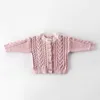 赤ちゃんの女の子のセータースタイルの長袖ピンクブルーアイボリーニットカーディガンアウターキッズ服0-3T E83013 210610