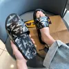 2021 남자 여름 패션 슬리퍼 남성 고품질 야외 성격 소프트 하단 편안한 미끄럼 방지 슬라이드 해변 신발 학생 샌들 40-45