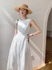 50' 60' Vintage Femmes Robe blanche pour l'été Français Satin Sans manches Slim A-Line Robes plissées 210608