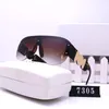 Modedesigner för män Kvinnor Full Frame Holiday Summer Solglasögon Mens Polarized Glass V Solglasögon 2024