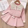 Set di abbigliamento per ragazza Primavera Inverno Abbigliamento per bambini Abito a maniche lunghe con cravatta Colletto per bambini carino Maglieria Outfit 2 pezzi 210429