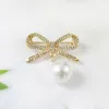 Épingles, broches élégantes nœuds d'arc incrusté strass broche suspendue imitation perle pour femmes brillant bowknot manteau accessoires bijoux