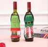 Butelka z czerwonym wina piwo szampana obejmuje świąteczny wystrój stolika mini Xmas festiwal fartuchu santa