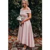 Kort rosa 2021 brudtärna klänningar från axelkorsetten Lace Satin Plus Size Maid of Honor Gowns för bröllopsfest