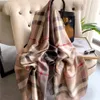 En gros Classique Designer Foulards En Soie écharpe Femmes Mode Long Cou Hiver Laine Écharpes Conception Cachemire Écharpe Mâle Chaud Plaid Coton Châle Wraps