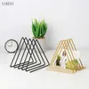 Nordisk Minimalistisk Triangle Iron Art Bookshelf Creative Office Desktop Boka Magazine Storage Sprapa Rack 210414