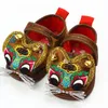 Första Walkers Tiger Head Bell Born baby skor röd spädbarn spjälsäng kinesisk traditionell broderad tjockläted trasa