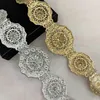 Luxury Women's Metal Waist Chain Hollow Blommor Design Rhinestone Inset Damer Bröllop Smycken Bälte med Royal Gravering