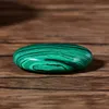 Meditazione di rilassamento della stazione termale di massaggio di cristallo di quarzo della pietra della palma della malachite verde