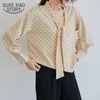 Höstvåg Point Print Kontrast Färgstygnskjorta Kvinnor Långärmad Hong Kong Style Bow Slips Elegant V-Neck Blusar 6281 50 210417