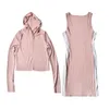 ピンクのジャケットのドレス