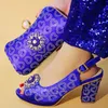 chaussures assorties robe bleue