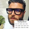lettura degli occhiali da sole degli uomini