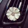 Bilparfymklipp Hem eterisk oljediffusor lukt dofter för utloppslås Rhinestone Daisy Flower Auto Air Freshener Konditionering Ventil Klipp Aromaterapi Dekor