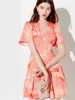 Цветочный слоеный рукав Летнее платье оборманы V-образным вырезом Мода розовый офис Леди Цветок Мини Женщины Femme Платья Vestidos 210421